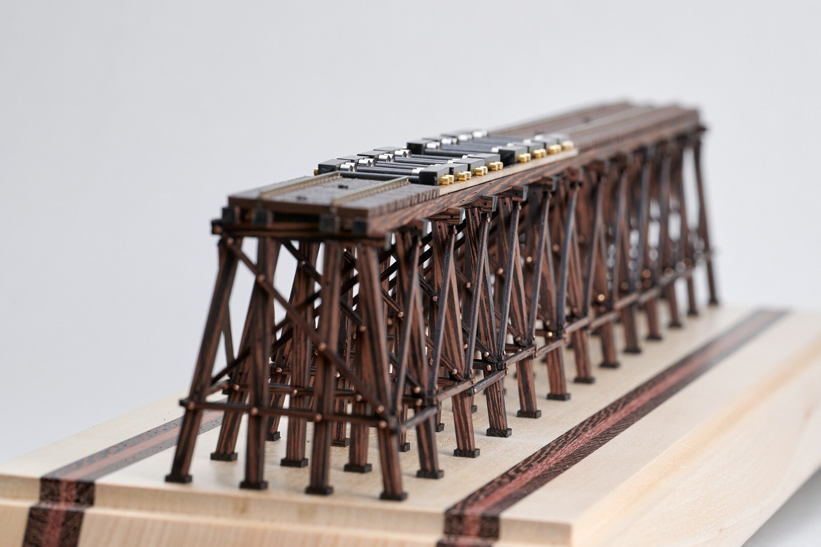 Working Wood Bridge Display for DC/DCC Locomotives HO scale