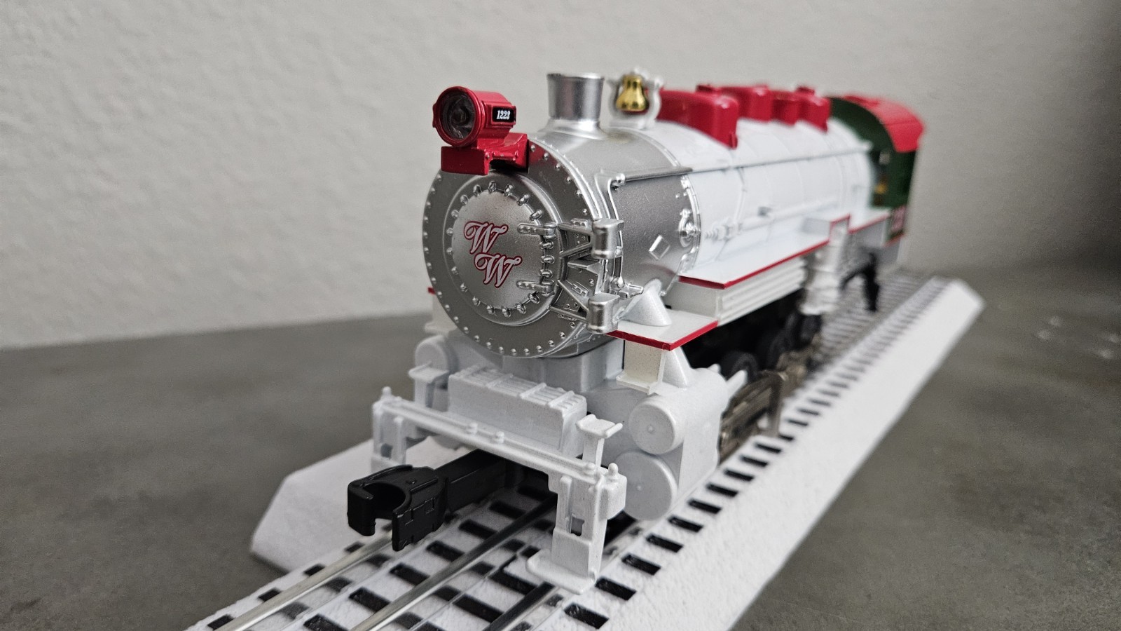 Lionel Christmas WW #1223 LC/BT 0-8-0 Steam Engine w/ Remote & 4 Pieces Of Track