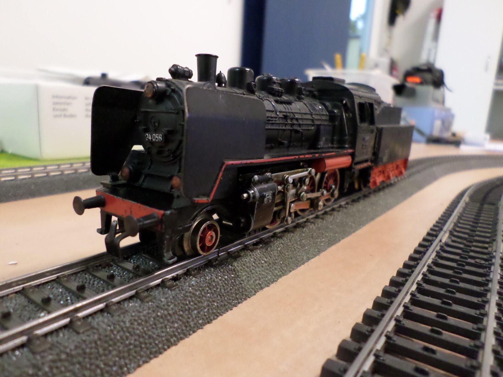 Marklin 3003 Steam Locomotive with Tender BR24 DB (Analogue) (K)