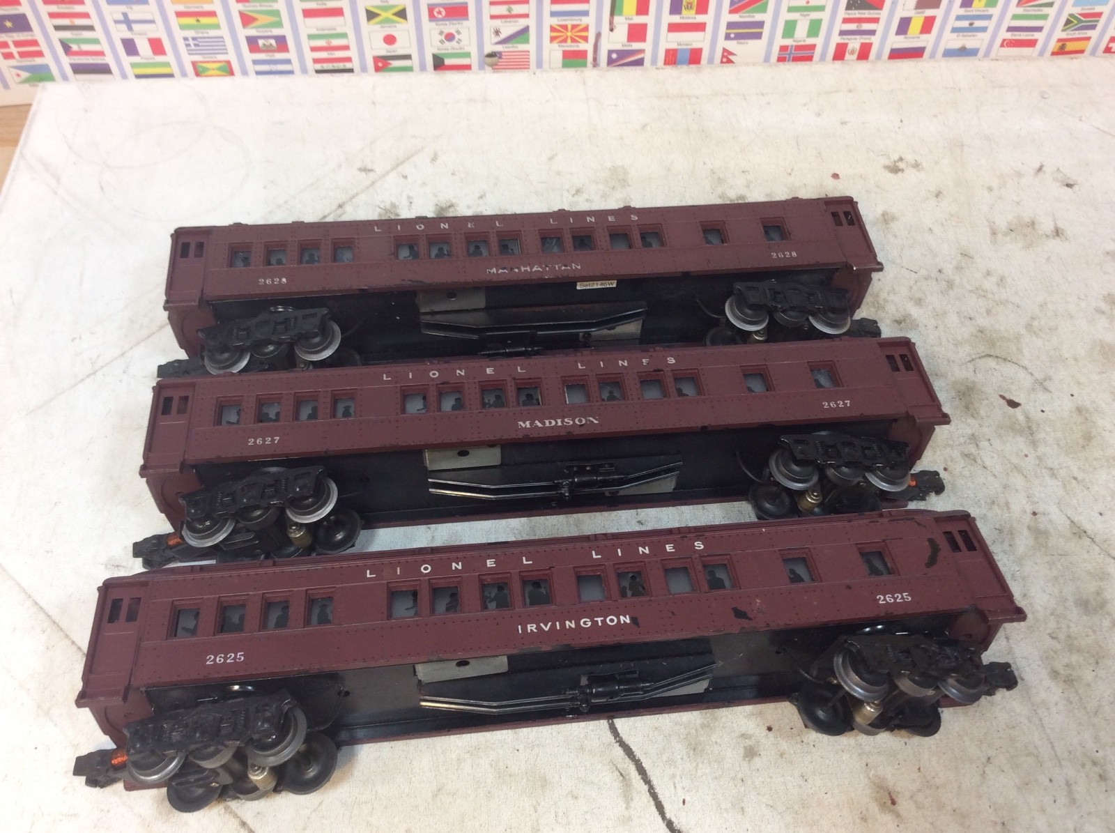 Lionel 726 Steam Engine and 3 Madison Passenger Cars O Gauge / 027