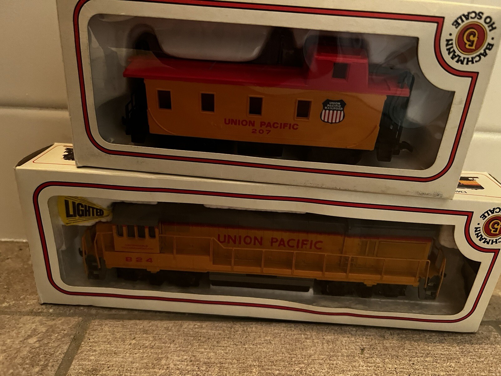 Vintage Bachmann HO Scale 0625 Union Pacific GE U36B Diesel Loco #824 & Caboose!