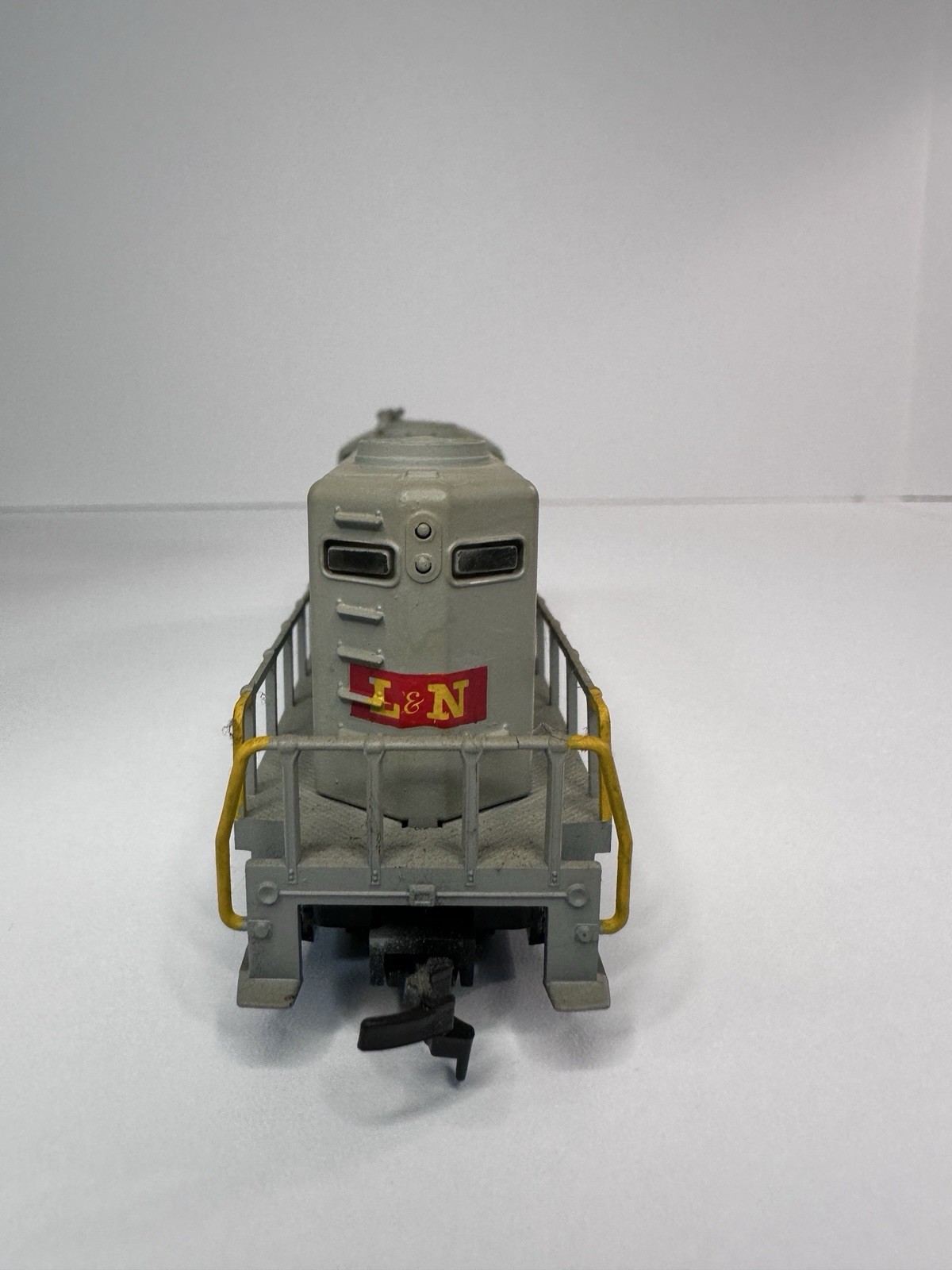 AHM EMD GP-18 Diesel Loco L&N #902