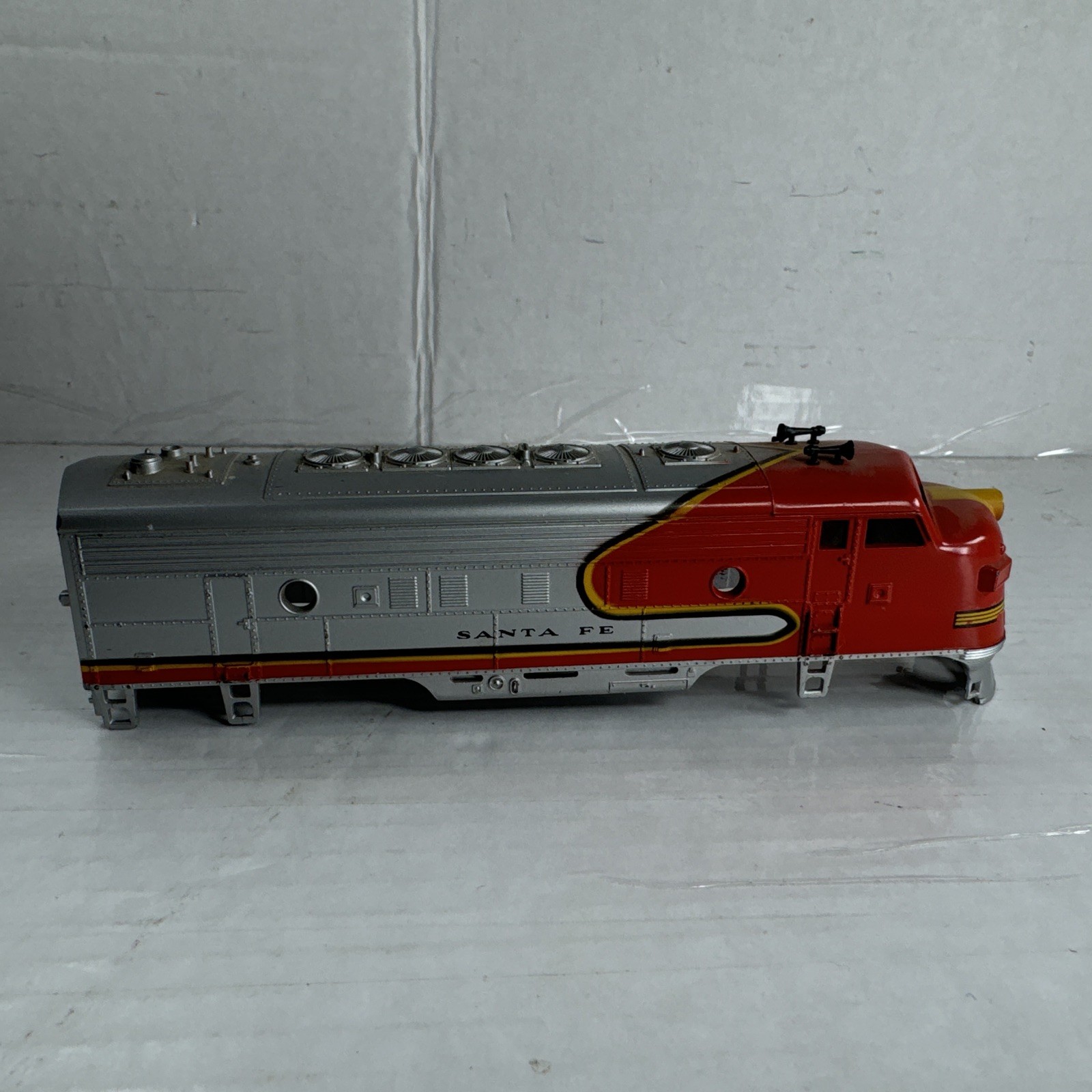 Athearn Ho Scale Santa Fe F-3 / F-7 Diesel Locomotive Shell For Train Set Engine