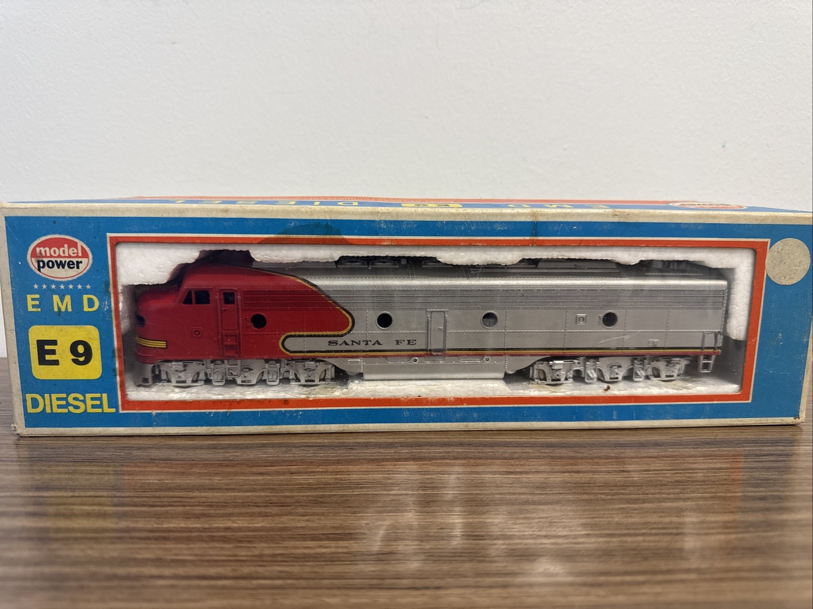 Model Power HO Scale EMD E9 Diesel Locomotive Santa Fe Warbonnet
