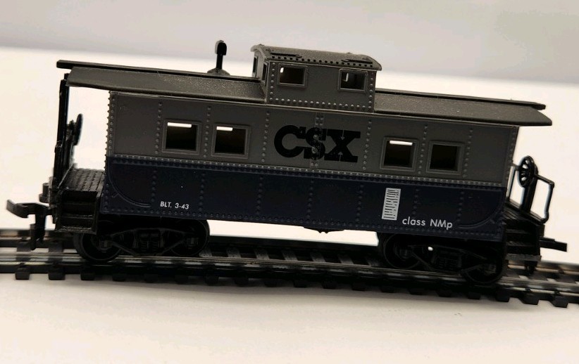 Life Like HO 8527 CSX CABOOSE NMP 24 UNUSED B98