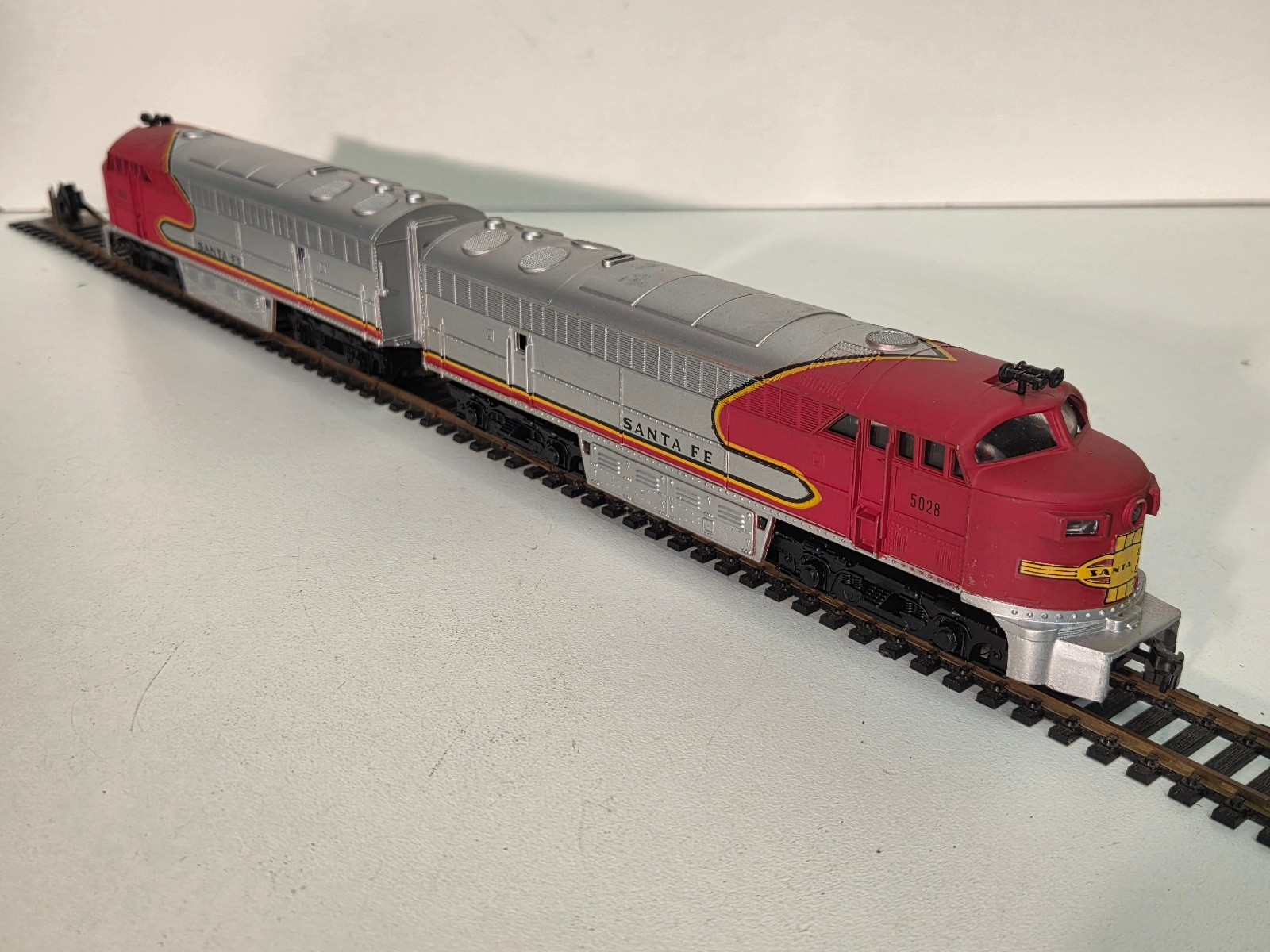 Vintage HO AHM Mehano Santa Fe FM C-Liner Diesel Power Locomotive + Dummy w/ OB