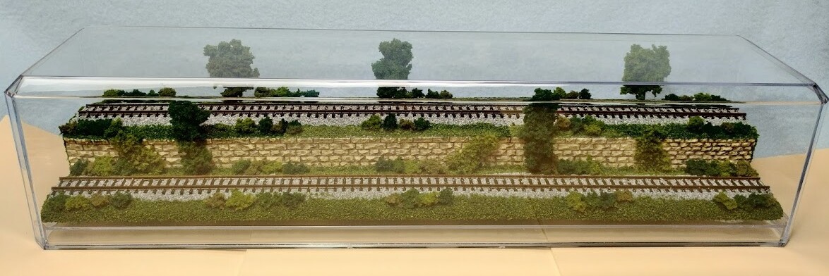 N SCALE 16″ 2-LEVEL TRACK-SUMMER SCENE-DISPLAY CASE -FOR ANY N TRAIN