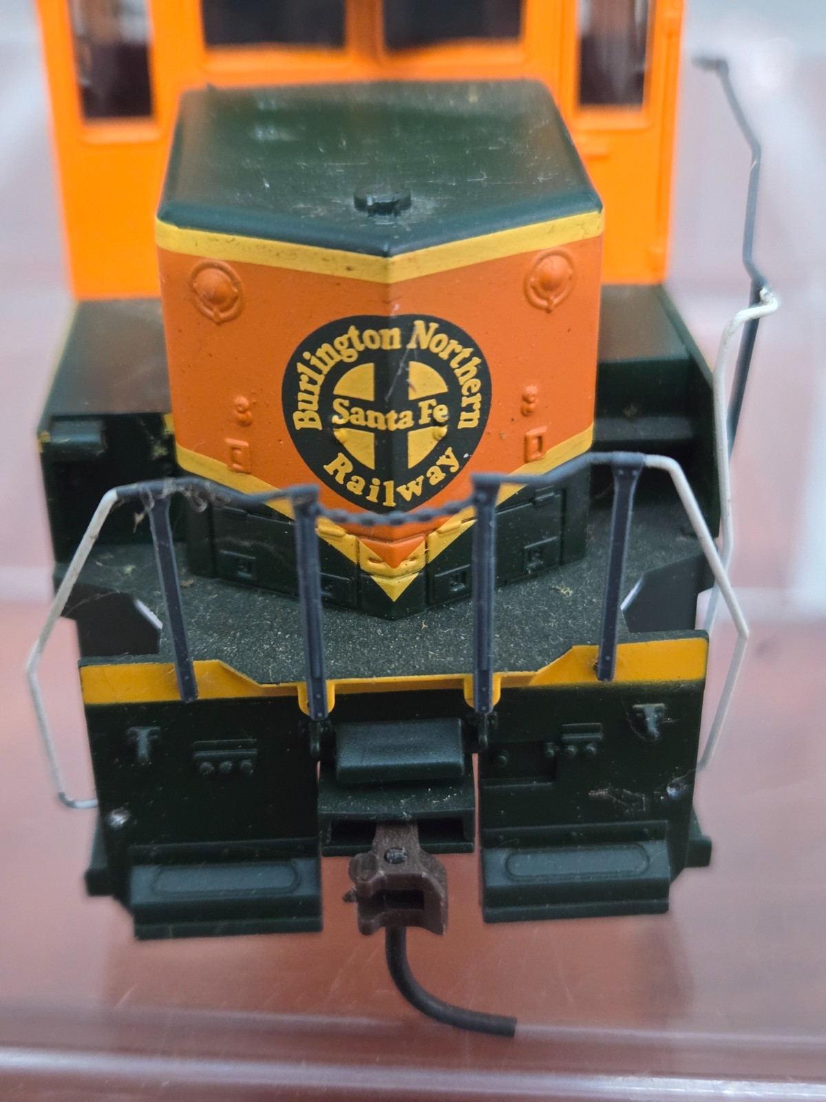 HO ATHEARN BNSF # 2257 Locomotive with Matching Caboose