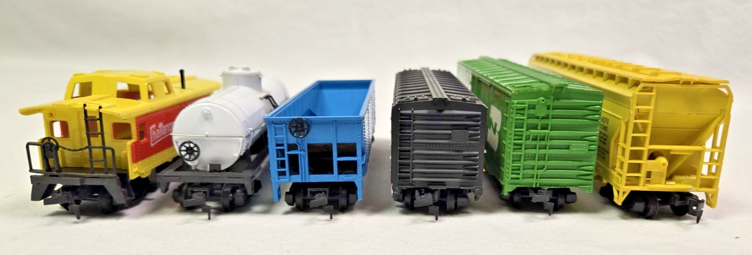 Six (6) Bachmann & Tyco HO Scale Model Railroad Cars All In Excellent Condition