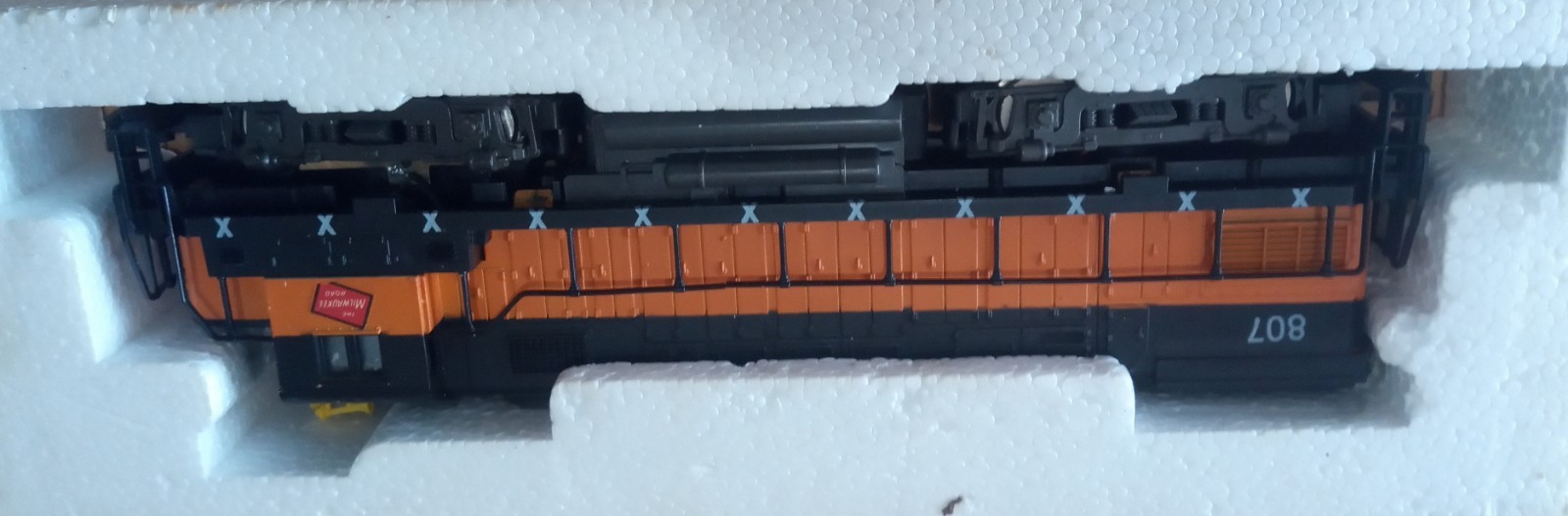 AHM HO Scale Alco Century 424 Diesel Locomotive – The Milwaukee Road 807 -…