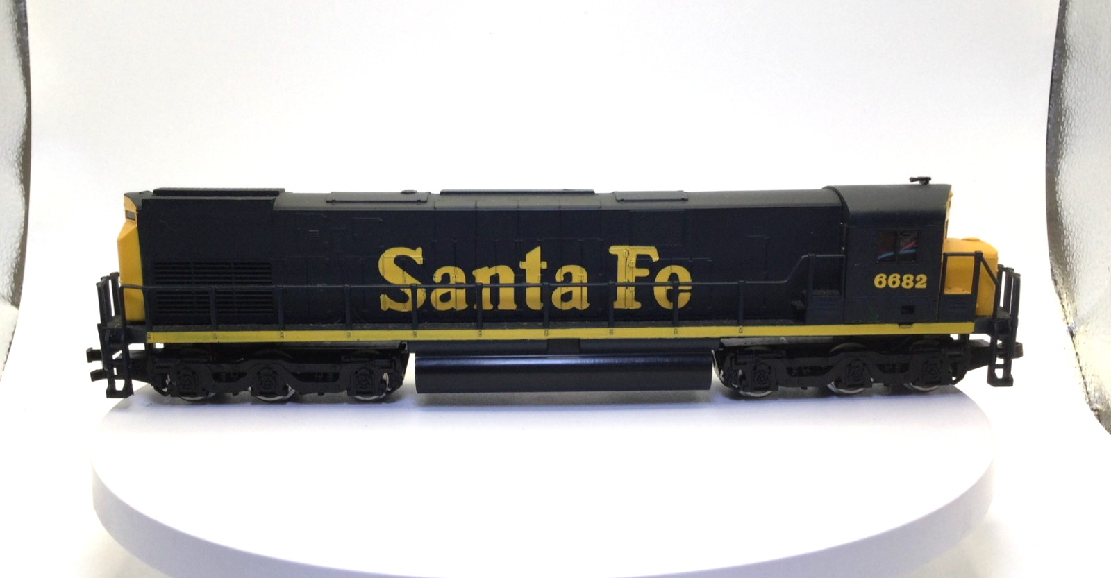 HO Scale Santa Fe Alco C-628 Deisel Powered Locomotive #6682 With Lights