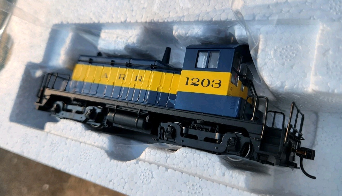 Walthers HO Scale EMD SW-1 Switcher Locomotive ALASKA #1203 #910-9225 BRAND NEW