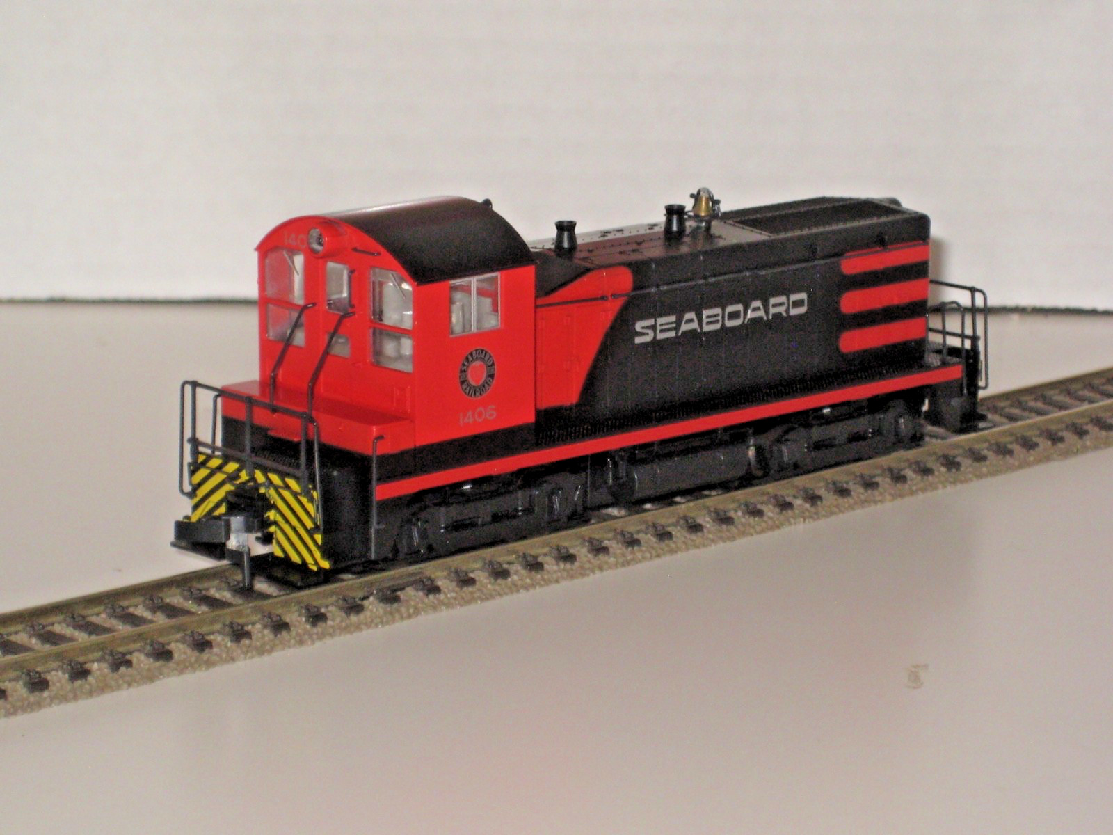 KATO 37-109 HO Scale Seaboard EMD NW2 Phase 1 Diesel Switcher #1406
