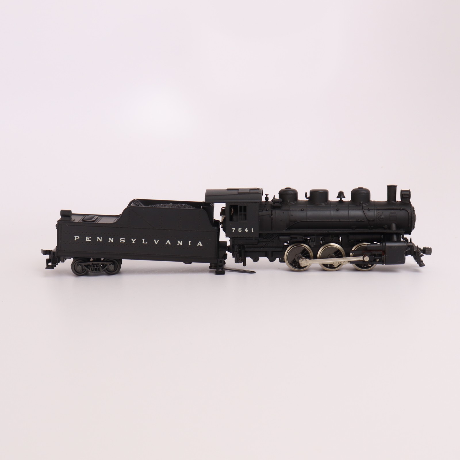 AHM HO scale Southern Pacific EMD E8/E9 Locomotive
