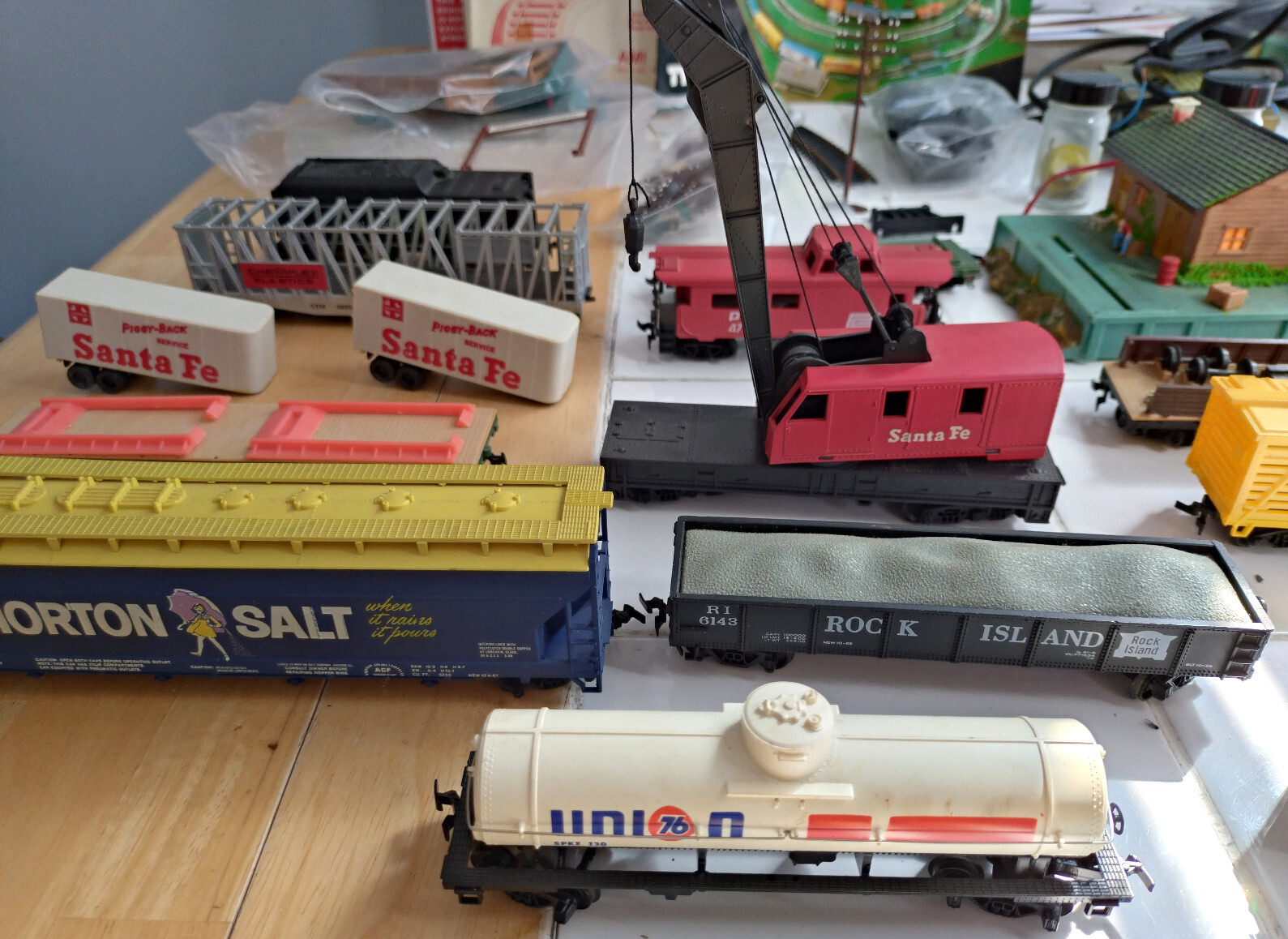 HO scale train start up, 1970’s, 2 locomotives, 12 cars, station + Very Clean