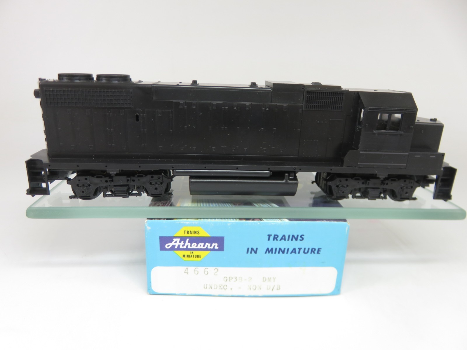 Athearn Blue Box 4662 HO Scale Undecorated EMD GP38-2 Diesel Locomotive Dummy