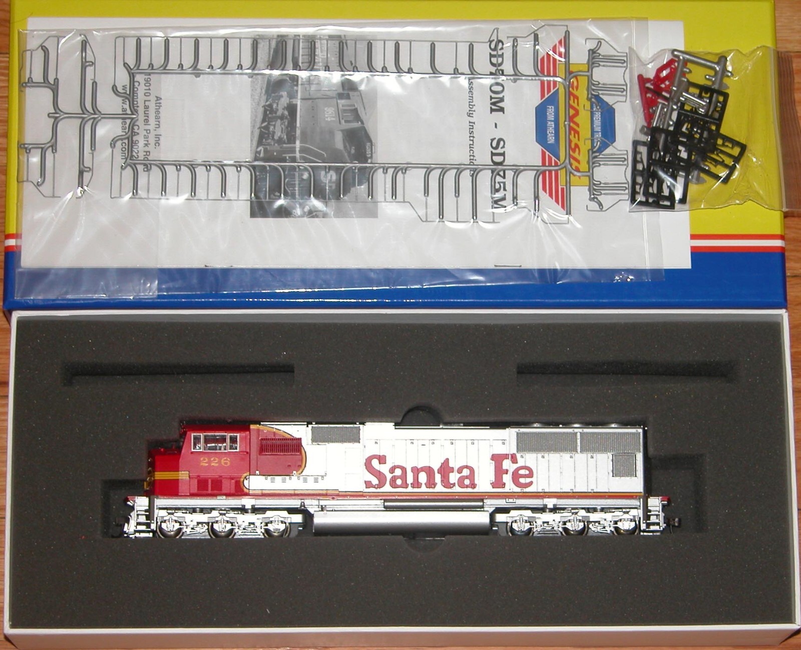 HO ATHEARN GENESIS G6137 SD75M SANTA FE # 226 DC