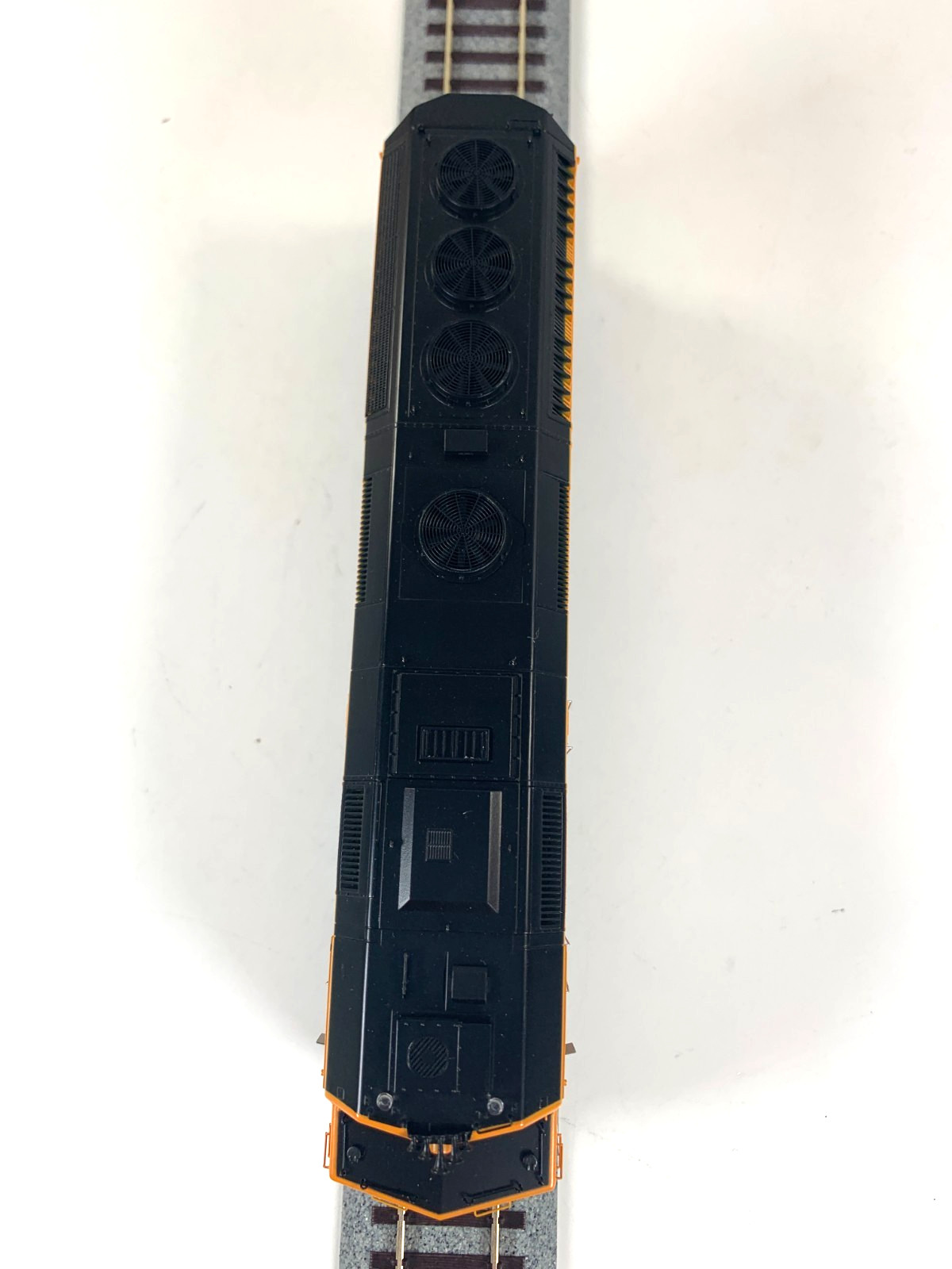 Rapido 83611 Ski Train F40PH w/ ditch lights #242 – DC/DCC/ Sound