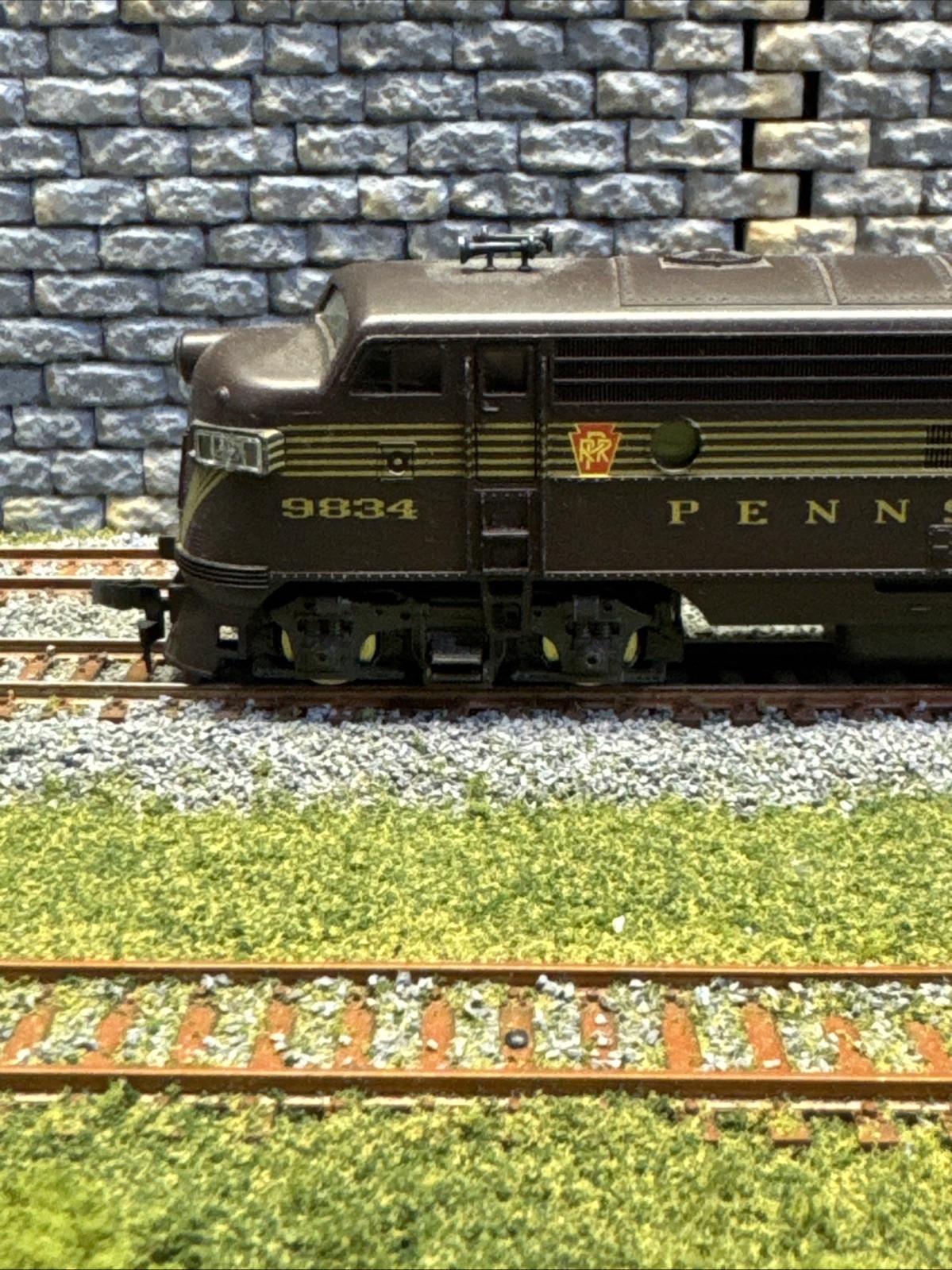 “HO SCALE “”ATLAS”” MODEL OF A PENNSYLVANIA FP7 ENGINE NO 9834.”