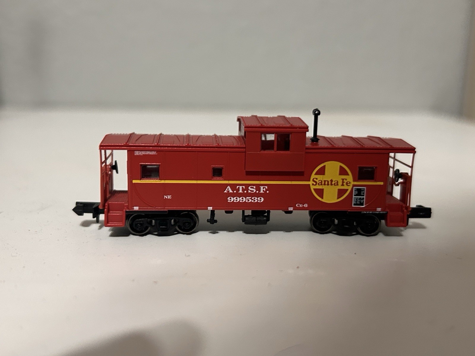 N Scale Atlas #4051 – Santa Fe GP7 #2926 + Caboose!