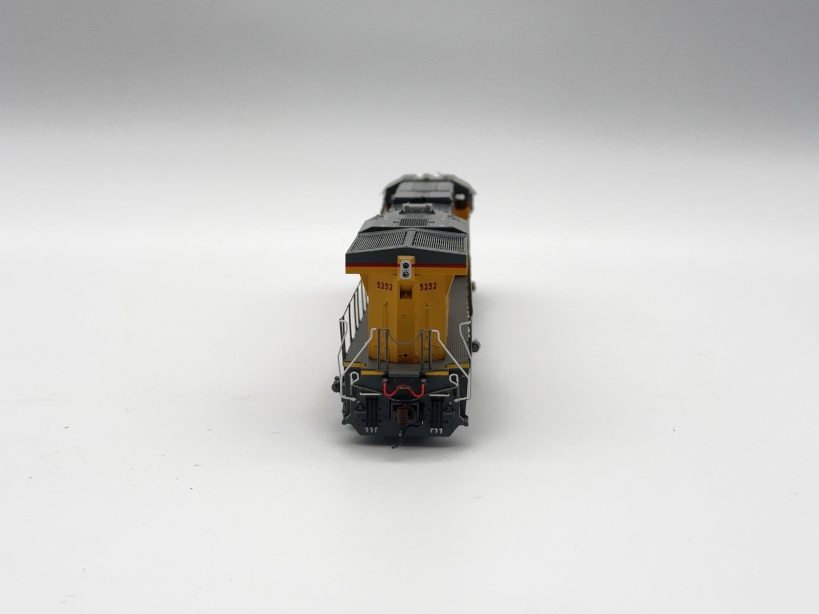 Genesis – HO – UP – EMD ES44AC Diesel Loco #5252 – Train G69711