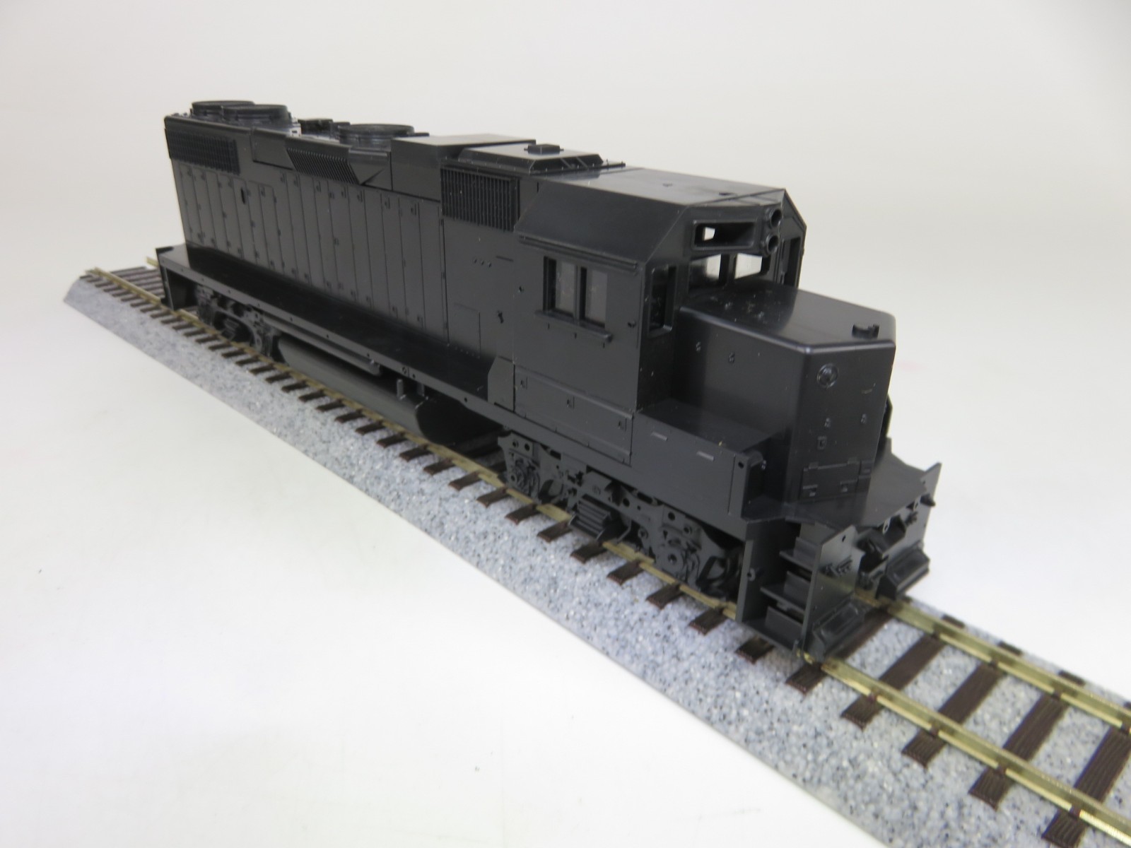 Athearn Blue Box 4650 HO Scale Undecorated EMD GP38-2 Diesel Locomotive Dummy