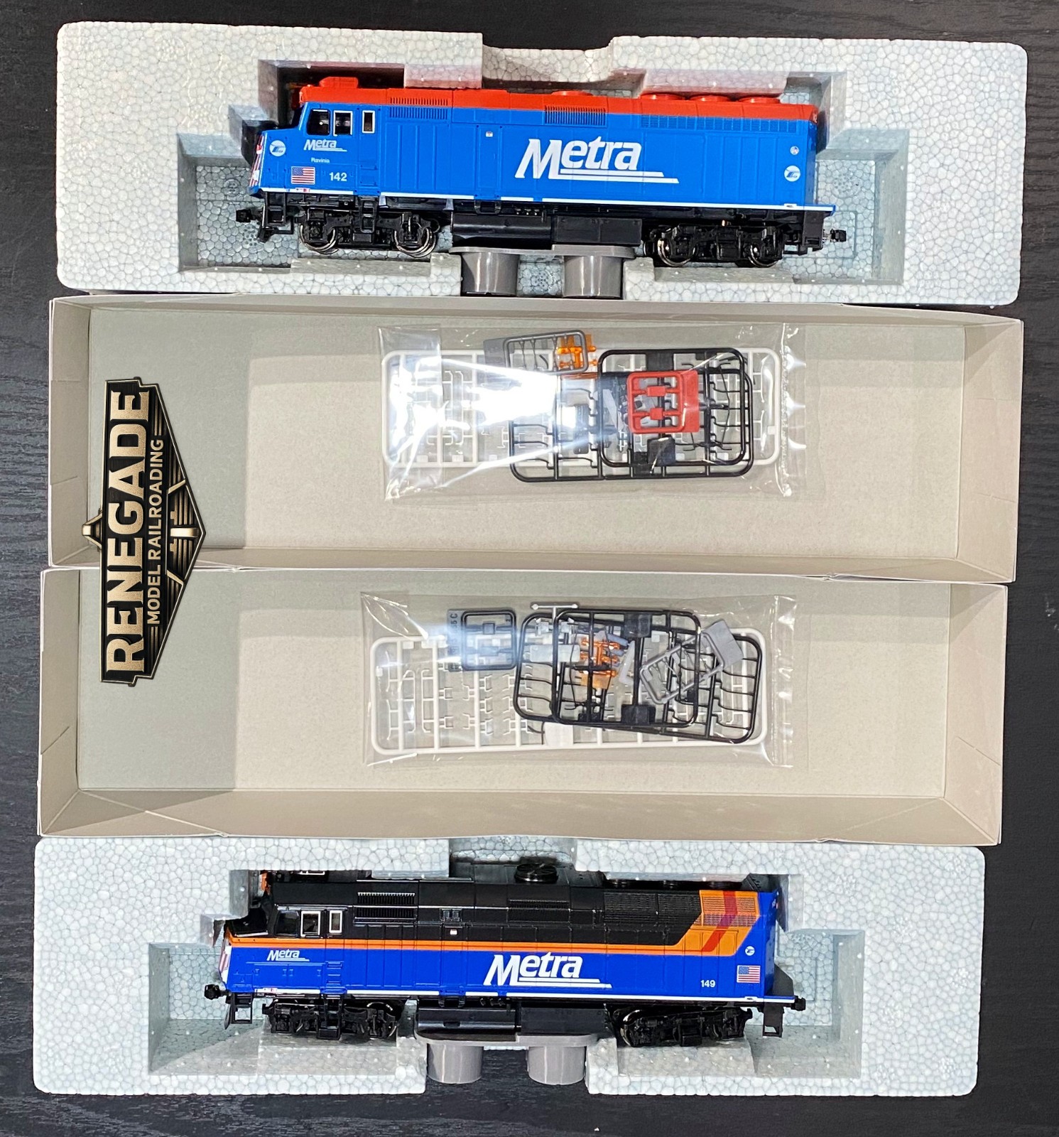 Kato HO Scale Chicago Metra EMD F40PH Ditch Light Locomotives #142 #149 2-Pack