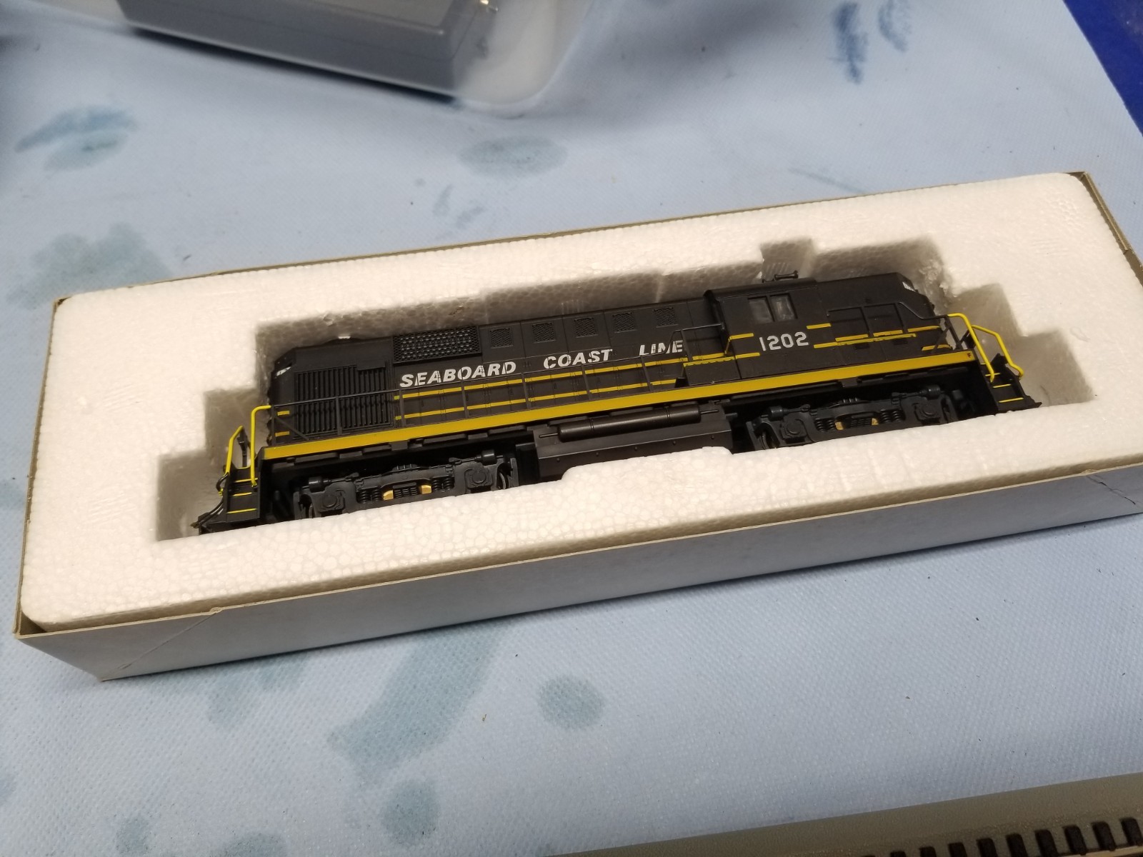 Atlas/Kato RS11 With Dcc/no sound Seaboard Coast Line #1202
