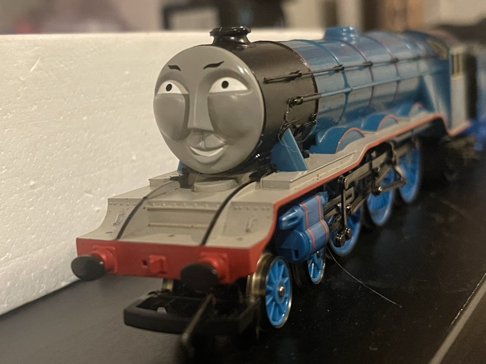Hornby Thomas & Friends Gordon No. 4 OO Steam Locomotive w/ Tender R.3091