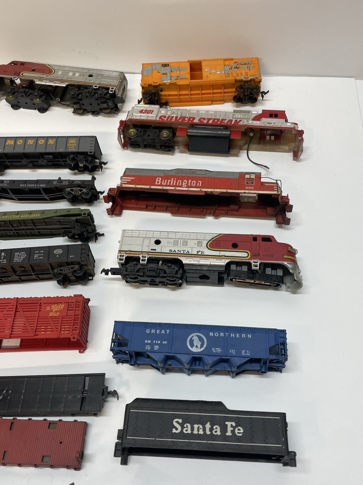 Vtg HUGE Lot HO Locomotives, Train Cars, Parts & Pieces Mixed *FOR PARTS AS IS*