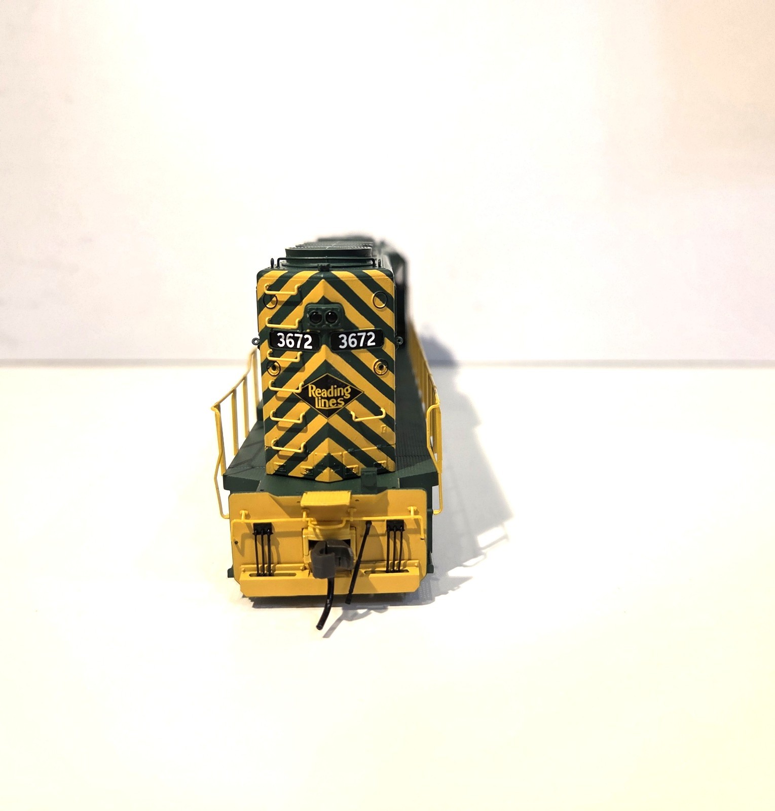Atlas Silver HO Scale GP40-2 Reading #3672 Item 1000395