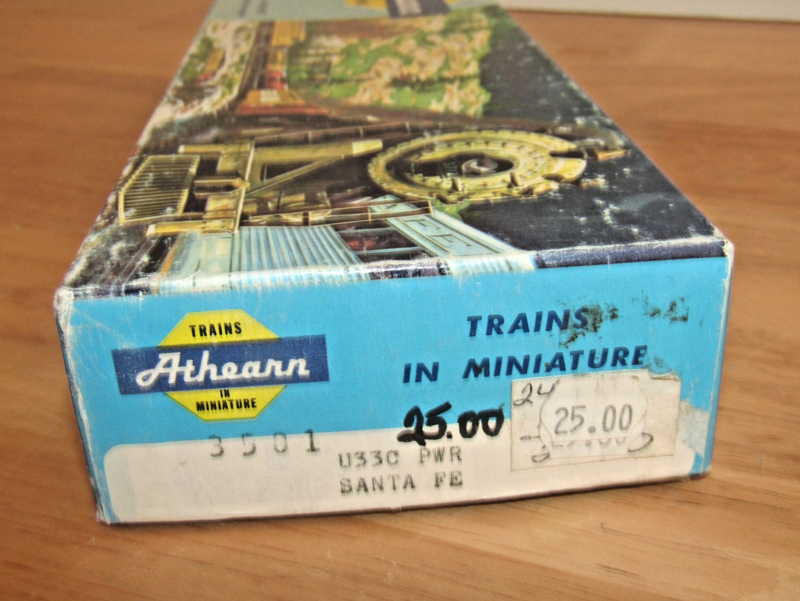 Athearn HO 3501 Santa Fe U33-C Powered Locomotive 8517