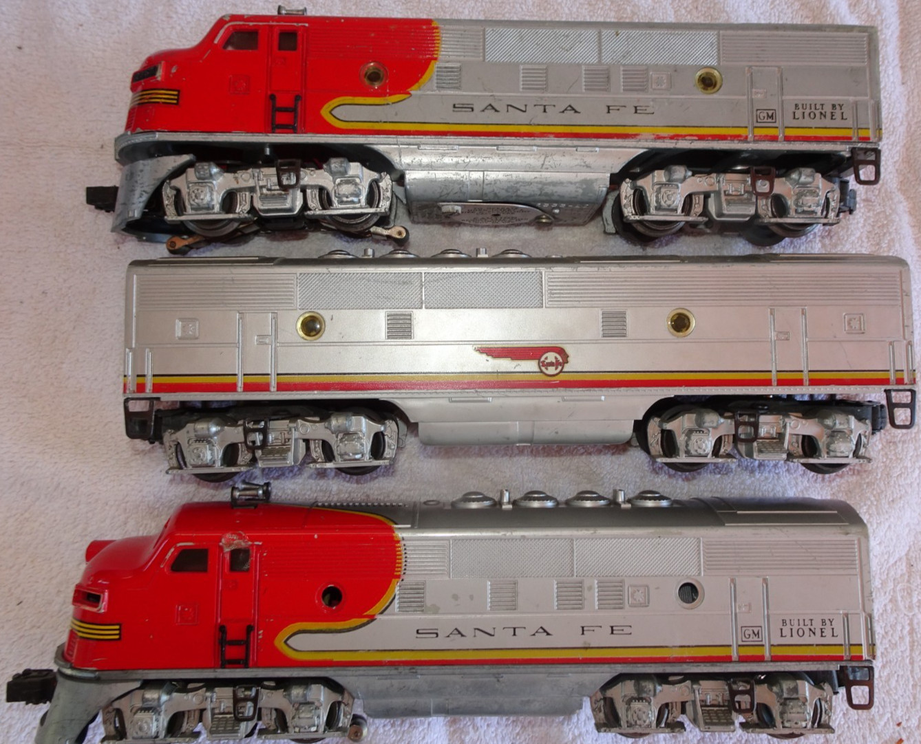 1950’s Lionel SANTA FE 2353 Diesel Locomotive & Dummy & B-Unit 3 Pieces O Gauge