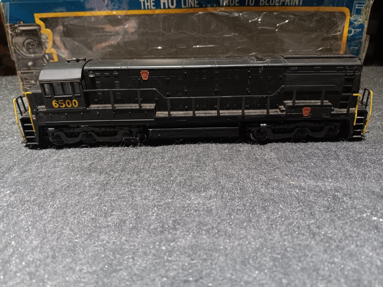 HO AHM 5054 PRR GE Diesel U 25 C, Cab 6500, Kadee Cplrs, Brakeman