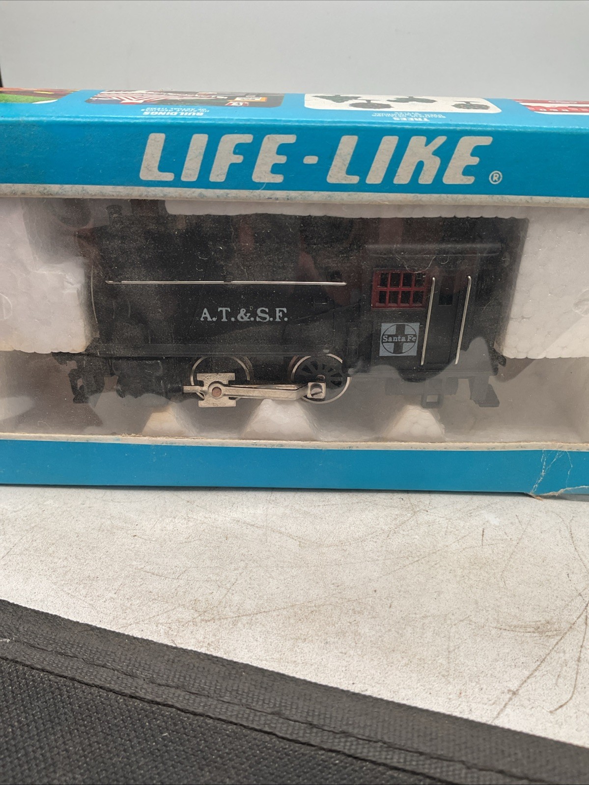 HO Dockside 0-4-0 AT & SF Steam Locomotive – Life-Like
