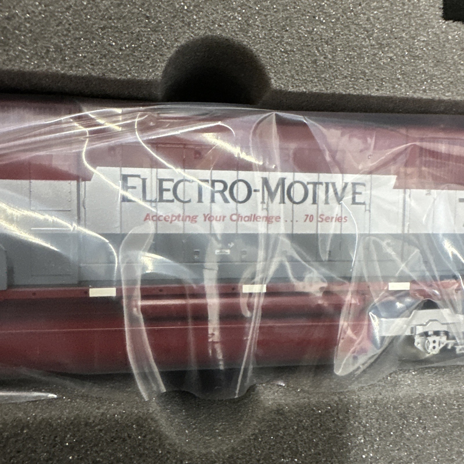 Athearn 0G6116 HO Scale Electro-Motive SD70M EMD Diesel Locomotive #7000 NIB