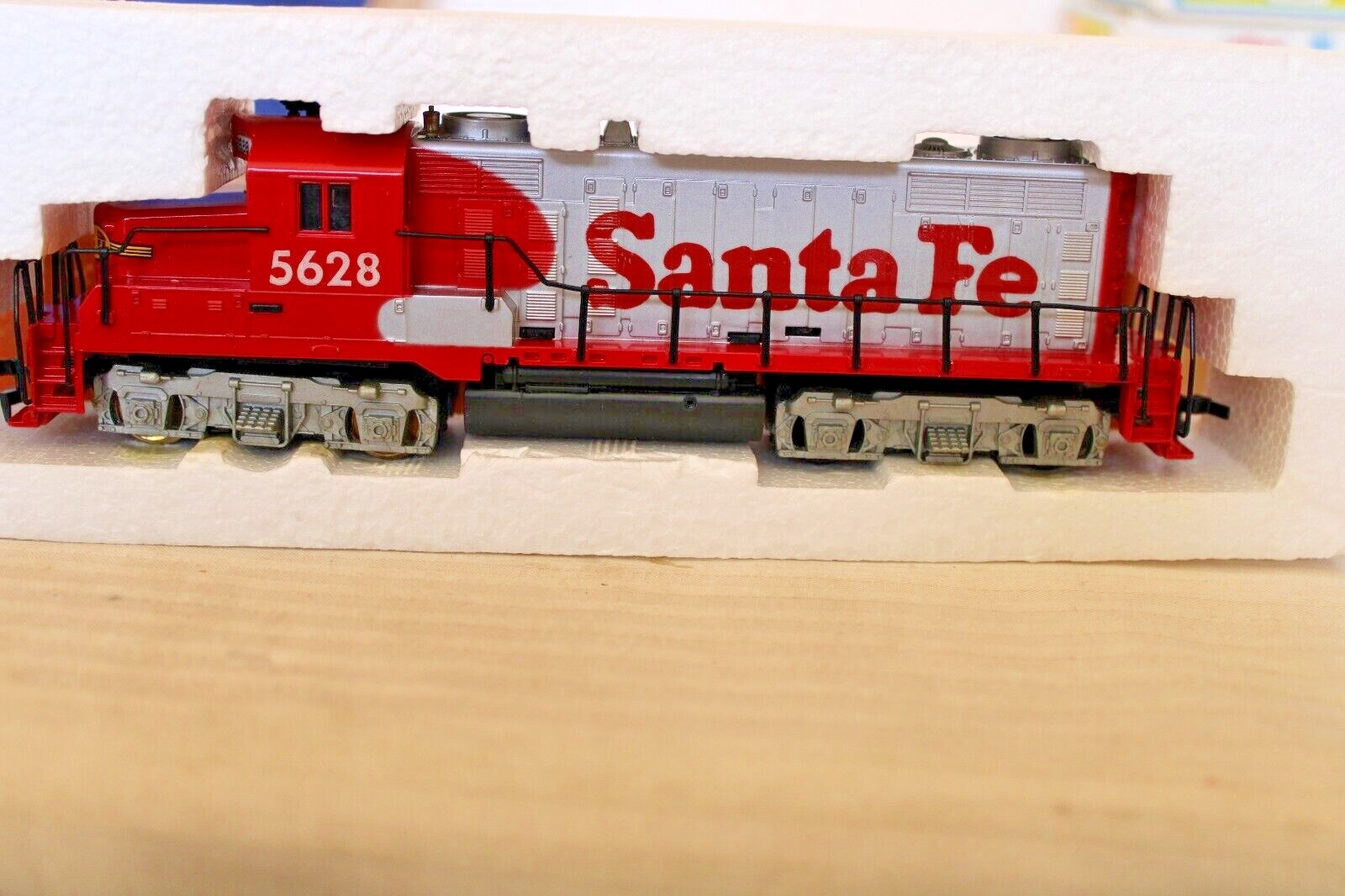 HO Scale Tyco GP20 Diesel Locomotive Santa Fe War Bonnet #5628 Red & Silver