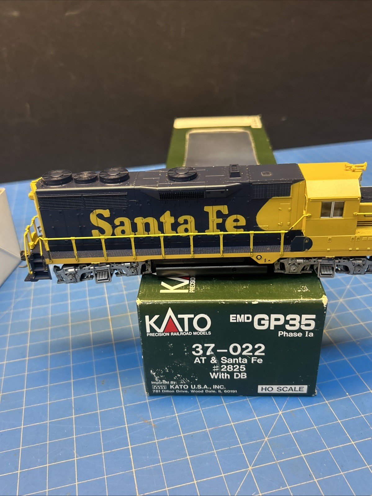 HO KATO 37-022 EMD GP35 PHASE 1a SANTA FE # 2825
