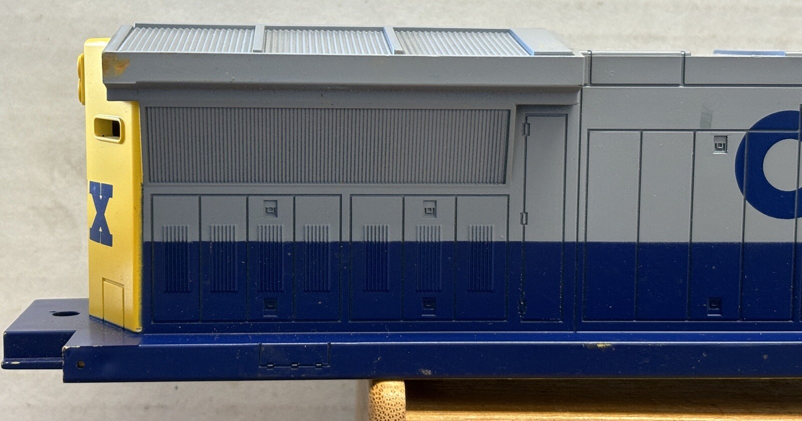 Lionel 6-18215 CSX #7643 SHELL ONLY C40-8
