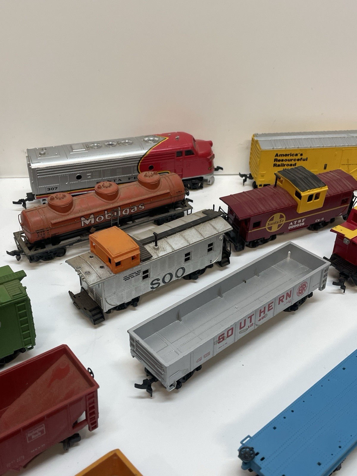 Vtg HUGE Lot HO Locomotives, Train Cars, Parts & Pieces Mixed *FOR PARTS AS IS*