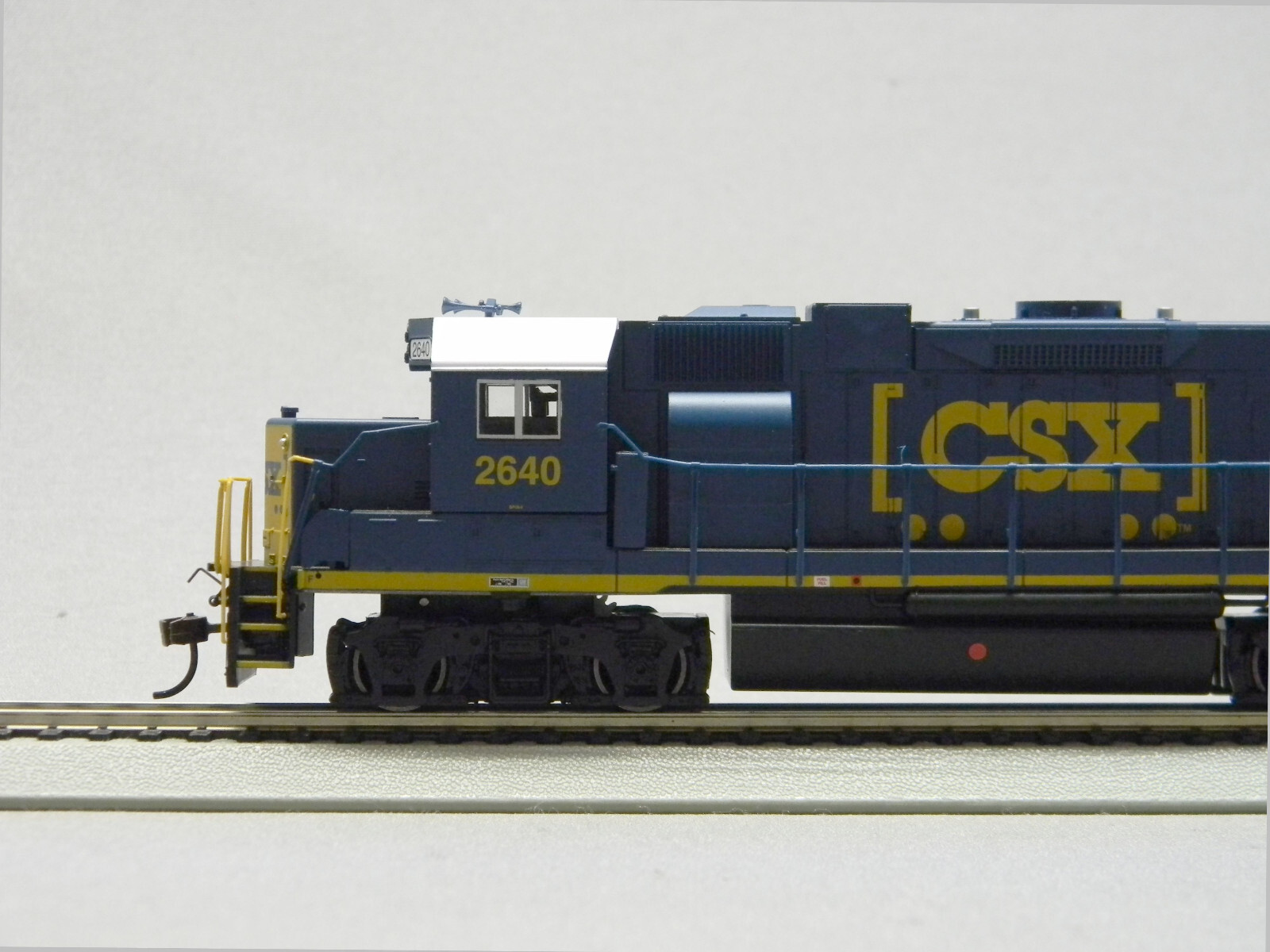 BACHMANN HO SCALE CSX GP38-2 DIESEL LOCOMOTIVE ENGINE w/ AWD #2640 BAC61720 NEW