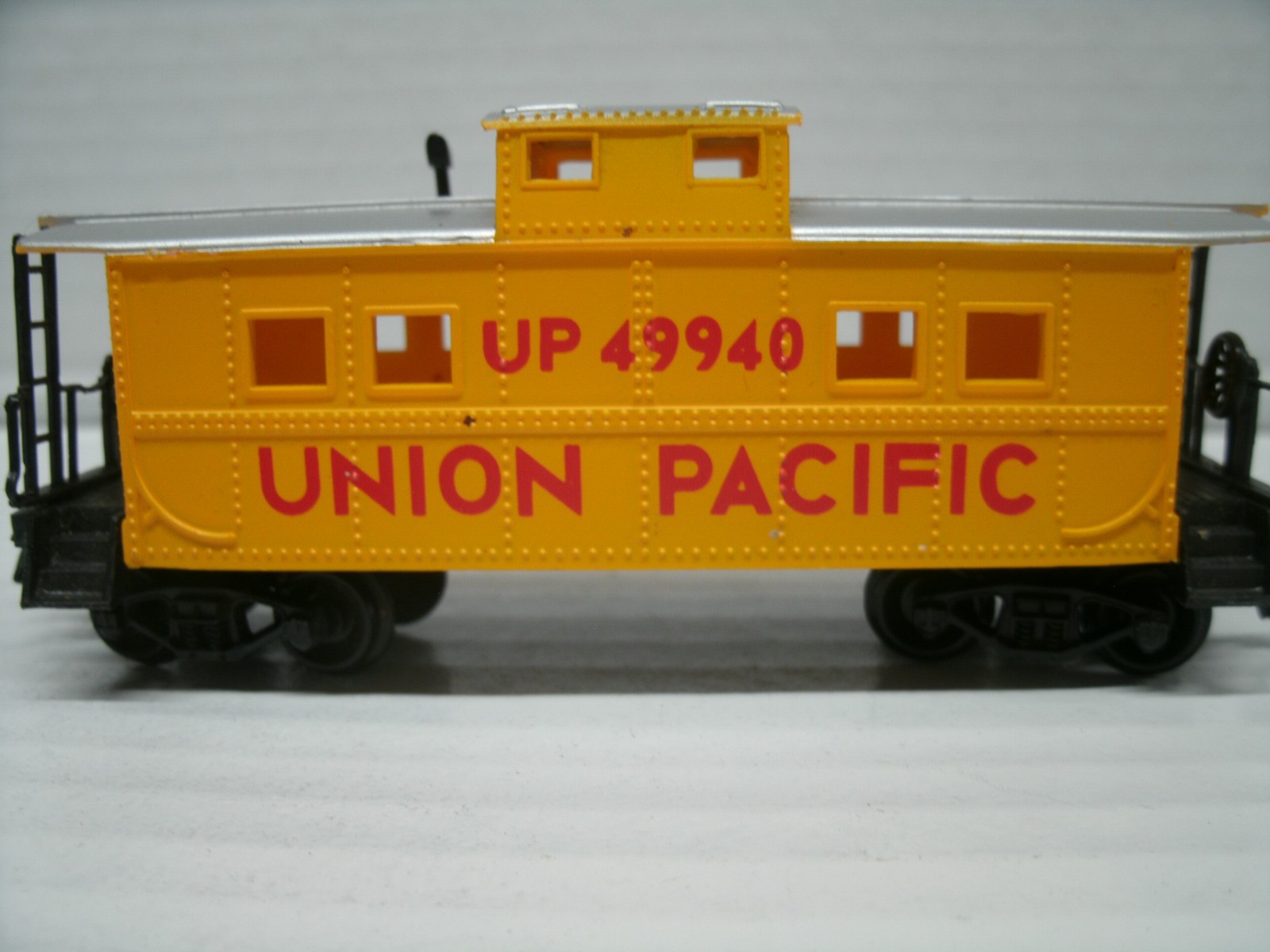 Bachmann Plus HO 31203 Union Pacific 1468 EMD F7A Diesel Loco W/ TWO CABOOSES