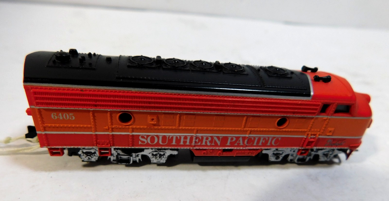 Life Like N Scale 6405 Daylight Southern Pacific F-7 Diesel Locomotive (NB)