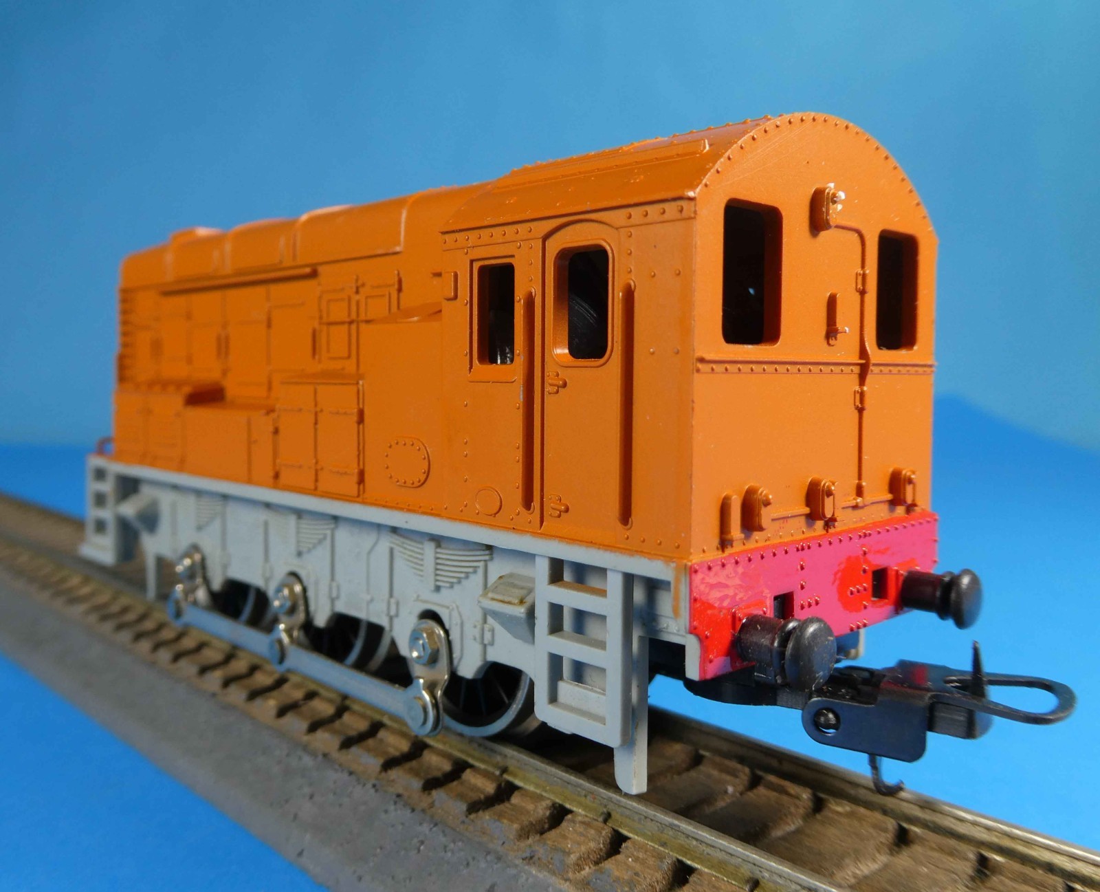LIMA HO/OO SWEDISH ORANGE DIESEL SHUNTING LOCOMOTIVE 205124MG – OB – 1983