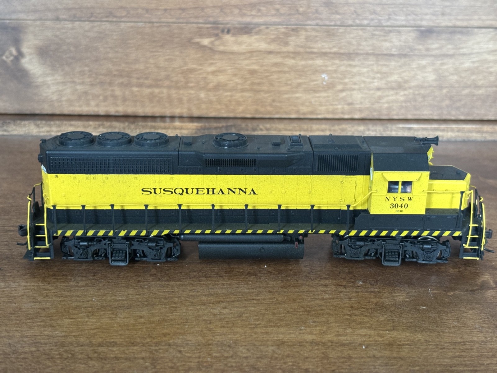 Atlas Master HO Susquehanna GP40 Locomotive Road #3040 Runs Well