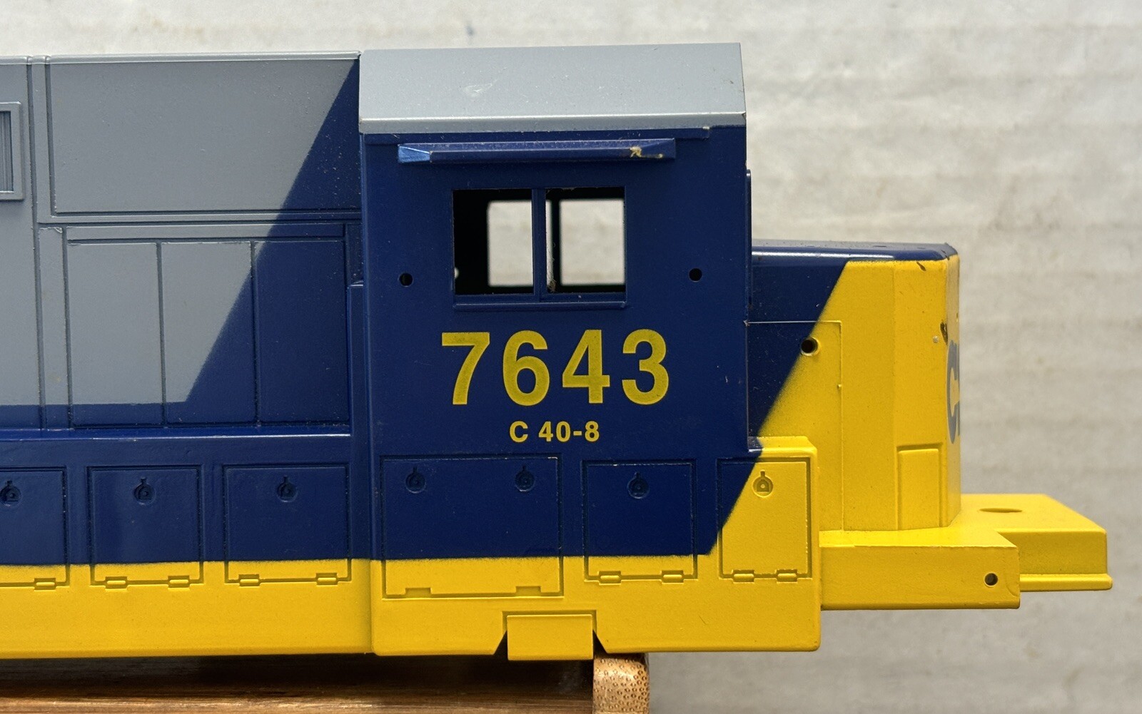 Lionel 6-18215 CSX #7643 SHELL ONLY C40-8