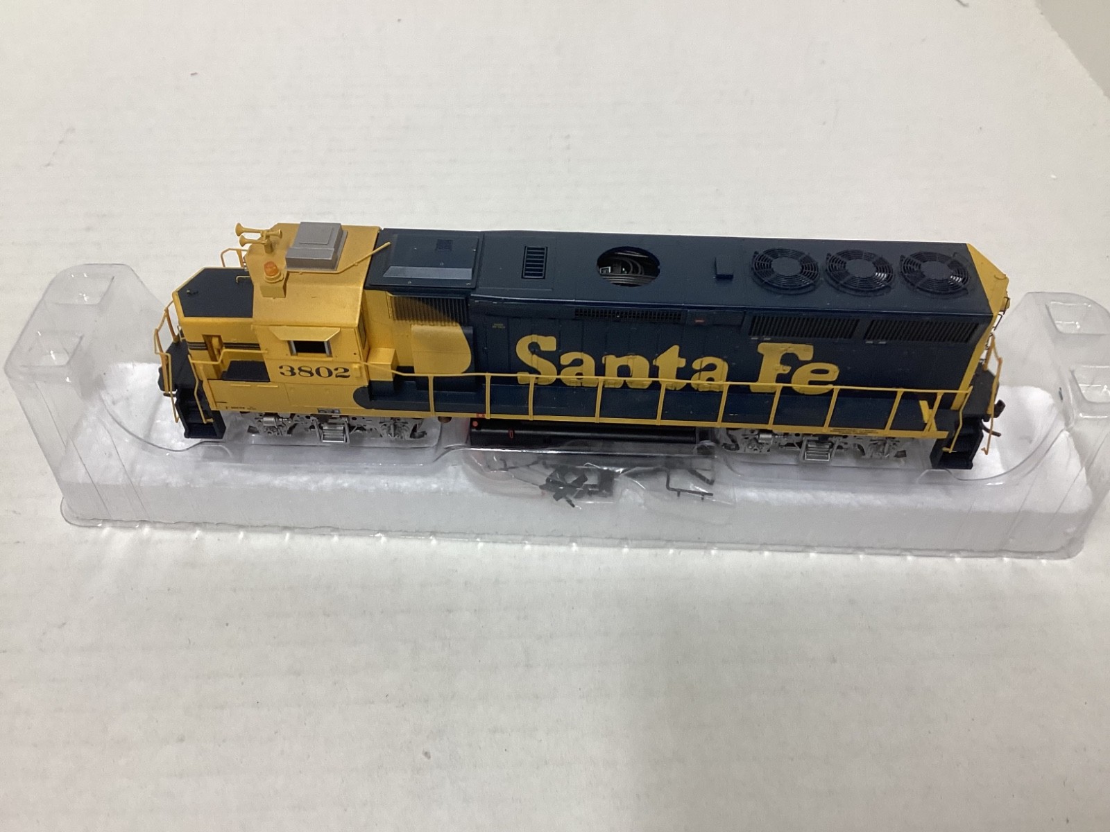 Athearn #94704 HO scale “Santa Fe” GP40X Rd.#3802