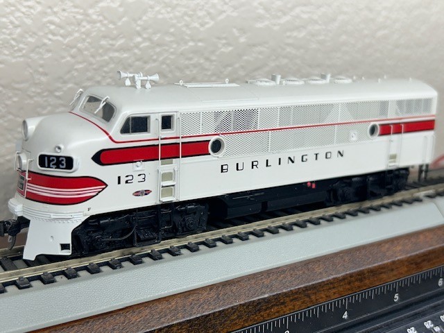 BURLINGTON – “CB&Q “- F3A unit EMD DIESEL LOCO – DC / DCC Ready HO Scale NEW