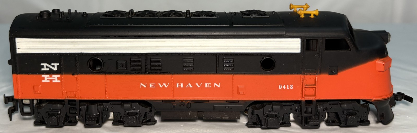 Tyco T225G New Haven F9 Non-Powered Diesel Locomotive HO EX
