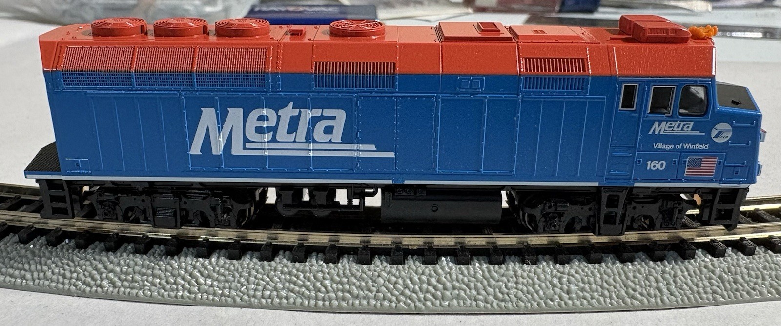 KATO 176-9102 N Scale F40PH Chicago Metra #160 “Village of Winfield” (NOS)